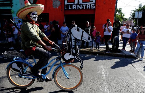 A man takes part in the Catrinas Parade, representing the character of La Catrina to commemorate the Day of the Dead, in Guadalajara, Mexico, on October 29, 2022.  - Sputnik International