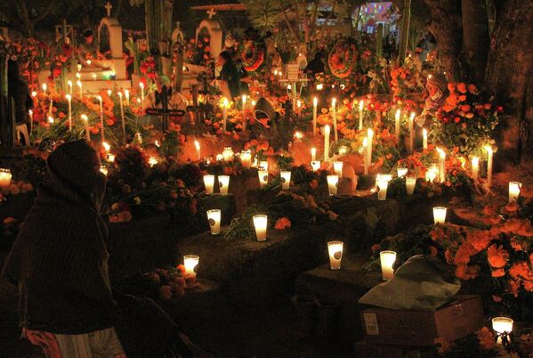 People light candles at the cemetery during the celebration of the Day of the Dead in Santa Maria Atzompa, Oaxaca state, Mexico, on November 1, 2022.  - Sputnik International