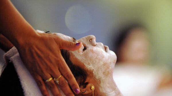 An Indian woman receives a facial treatment at a teaching work shop in Hyderabad on July 20, 2010. - Sputnik International