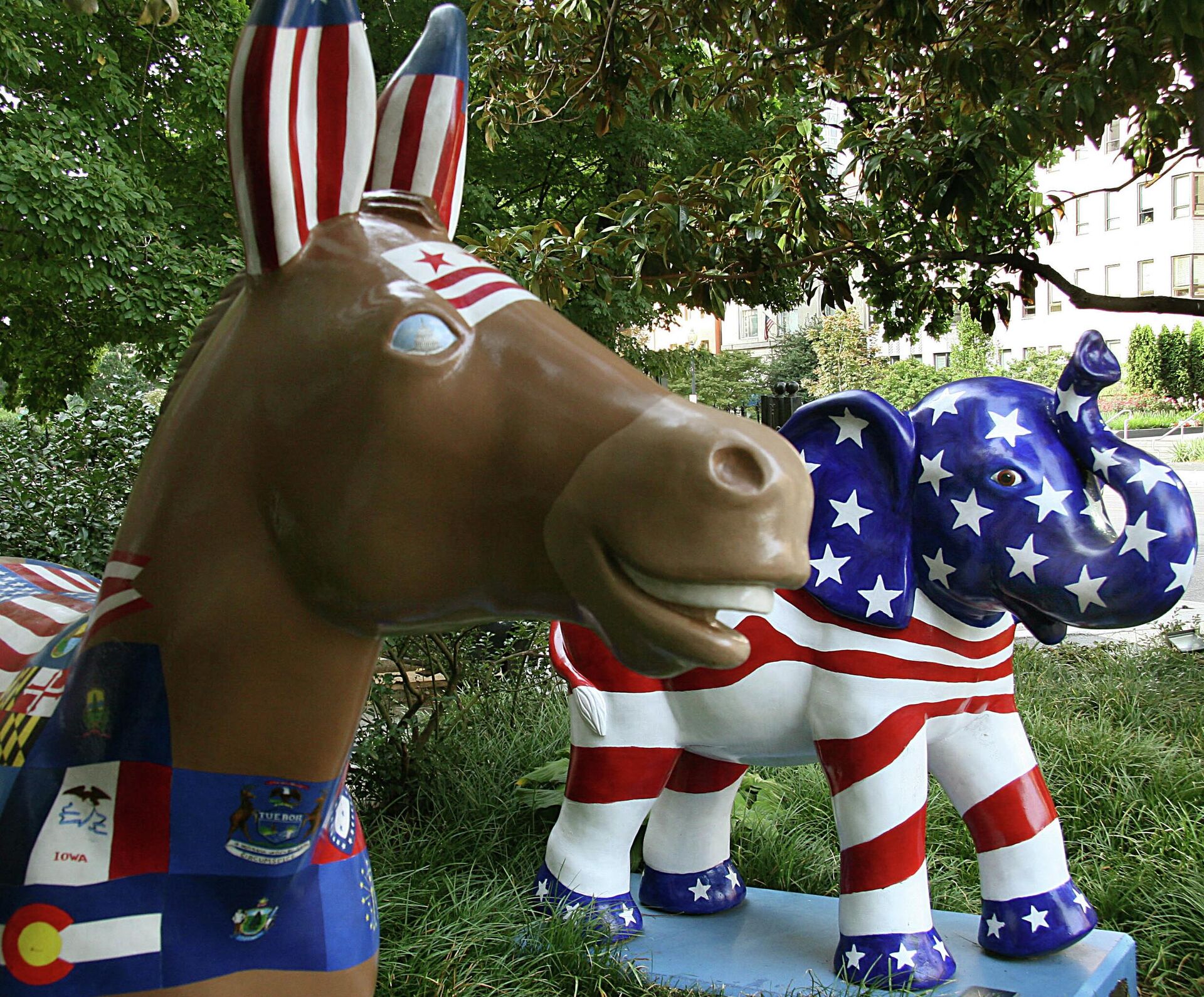 The symbols of the Democratic(L) (donkey) and Republican (elephant) parties are seen on display in Washington, DC on August 25, 2008. - Sputnik International, 1920, 06.11.2022