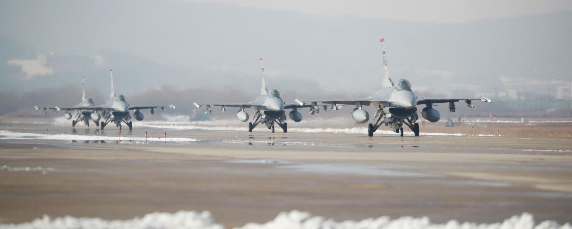 US Air Force F-16 fighter jets take part in a joint aerial drills called 'Vigilant Ace' between the US and South Korea at the Osan Air Base in Pyeongtaek on December 6, 2017. - Sputnik International, 1920, 03.11.2022