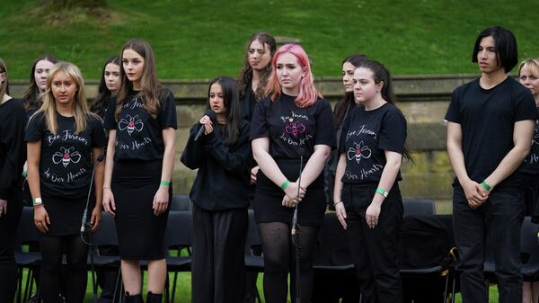 Members of the Manchester Survivors Choir and Parrs Wood High School Choir sing during the launch of the Glade of Light Memorial outside Manchester Cathedral - Sputnik International