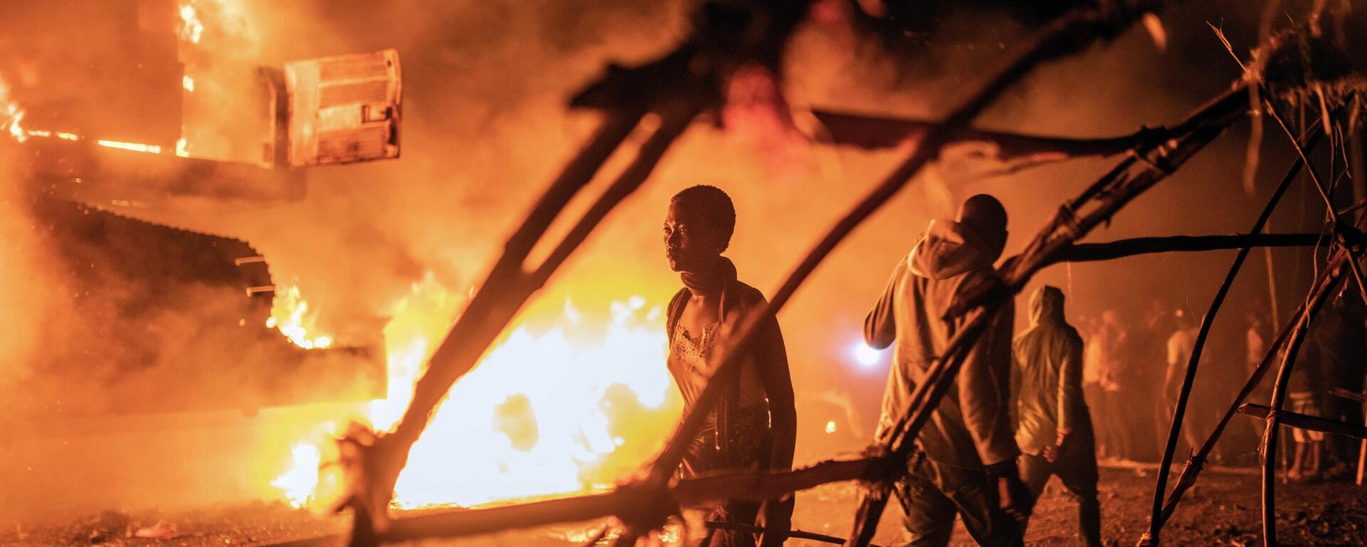 People walk by U.N. vehicles which were set on fire, in Goma, Democratic Republic of Congo, Tuesday Nov. 1, 2022. - Sputnik International, 1920, 05.11.2022