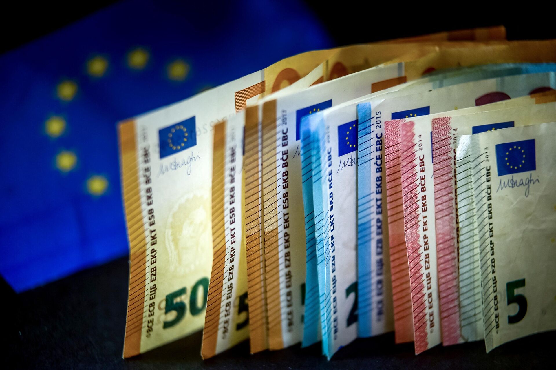 Euro banknotes are displayed next to an European Union flag, in Lille, on March 22, 2019 - Sputnik International, 1920, 24.11.2022