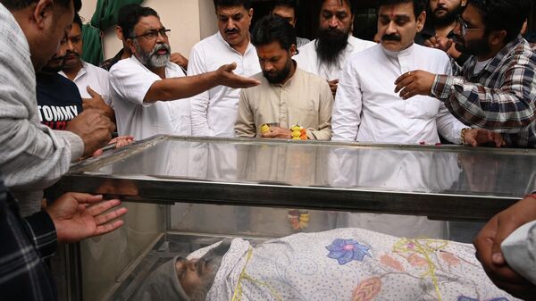Relatives mourn beside the body of Hindu Shiv Sena leader Sudhir Suri, who was shot dead by an unidentified assailant during a protest near a temple in Amritsar on November 5, 2022.  - Sputnik International