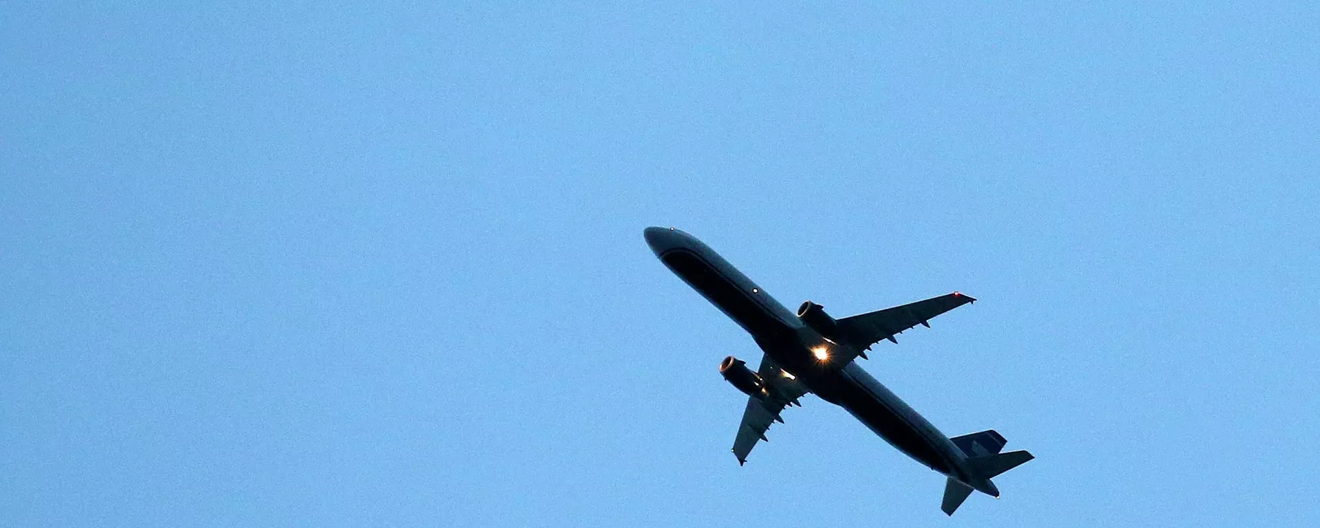 A passenger plane flies directly over a home as it brings increased noise to residential neighborhoods like this one near Phoenix as new FAA flight routes out of Phoenix Sky Harbor International Airport are affecting dozens of neighborhoods with the new noise that residents previously did not have to be subjected to Friday, Feb. 20, 2015, in Laveen, Ariz. - Sputnik International, 1920, 09.08.2024