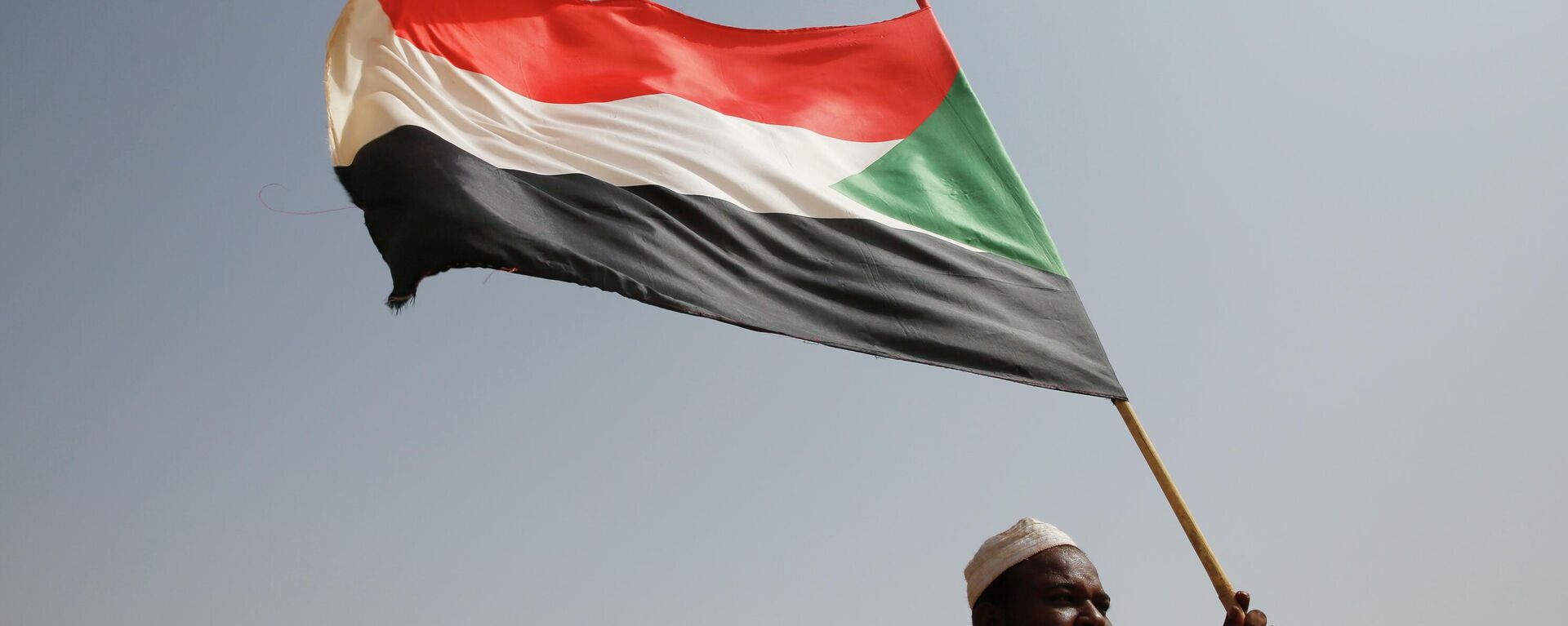 A man holding Sudanese flag - Sputnik International, 1920, 01.04.2023