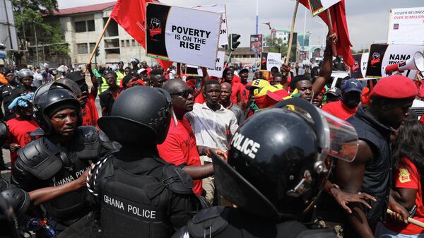 Police officers stand guard as protesters march during a demonstration on the current Cedi currency depreciation in the history of the country, a hike in fuel prices, and the general economic hardship, and asking Ghana President Nana Akufo-Addo and his deputy Mahamudu Bawumia to resign, in Accra, Ghana, on November 5, 2022.  - Sputnik International