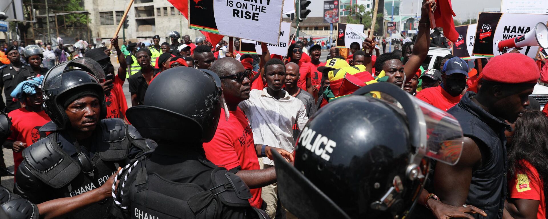 Police officers stand guard as protesters march during a demonstration on the current Cedi currency depreciation in the history of the country, a hike in fuel prices, and the general economic hardship, and asking Ghana President Nana Akufo-Addo and his deputy Mahamudu Bawumia to resign, in Accra, Ghana, on November 5, 2022.  - Sputnik International, 1920, 06.11.2022