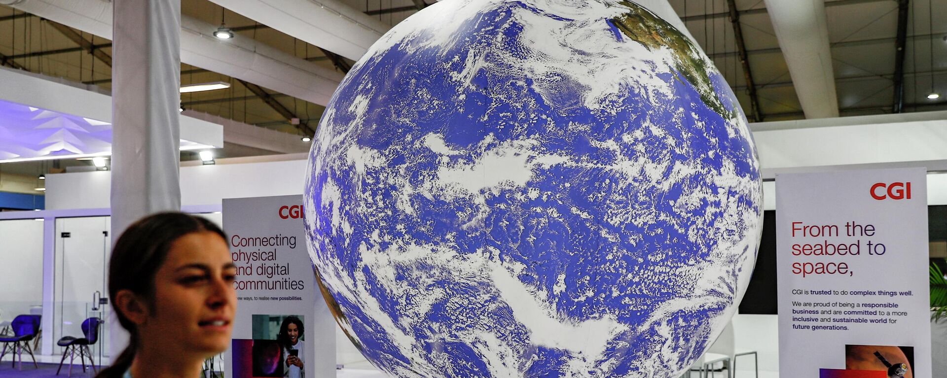 A participant walks past a mockup of the planet Earth globe at the Sharm el-Sheikh International Convention Centre, on the first day of the COP27 climate summit, in Egypt's Red Sea resort city of Sharm el-Sheikh, on November 6, 2022. - Sputnik International, 1920, 06.11.2022