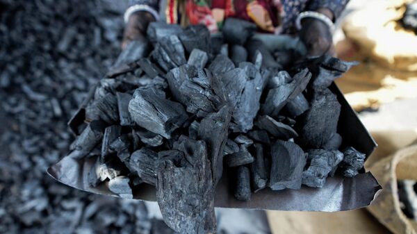A woman works at a coal depot in Ahmedabad, India, Monday, May 2, 2022. - Sputnik International