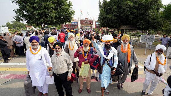 Indian Sikh pilgrims enter Pakistan through the Wagah border crossing point, near Lahore, Pakistan, Sunday, Nov. 6, 2022. - Sputnik International
