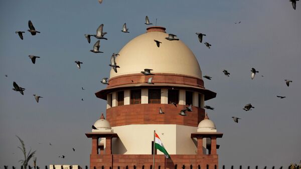 Pigeons fly past the dome of India's Supreme Court building in New Delhi, India, Tuesday, Feb. 2, 2016. - Sputnik International