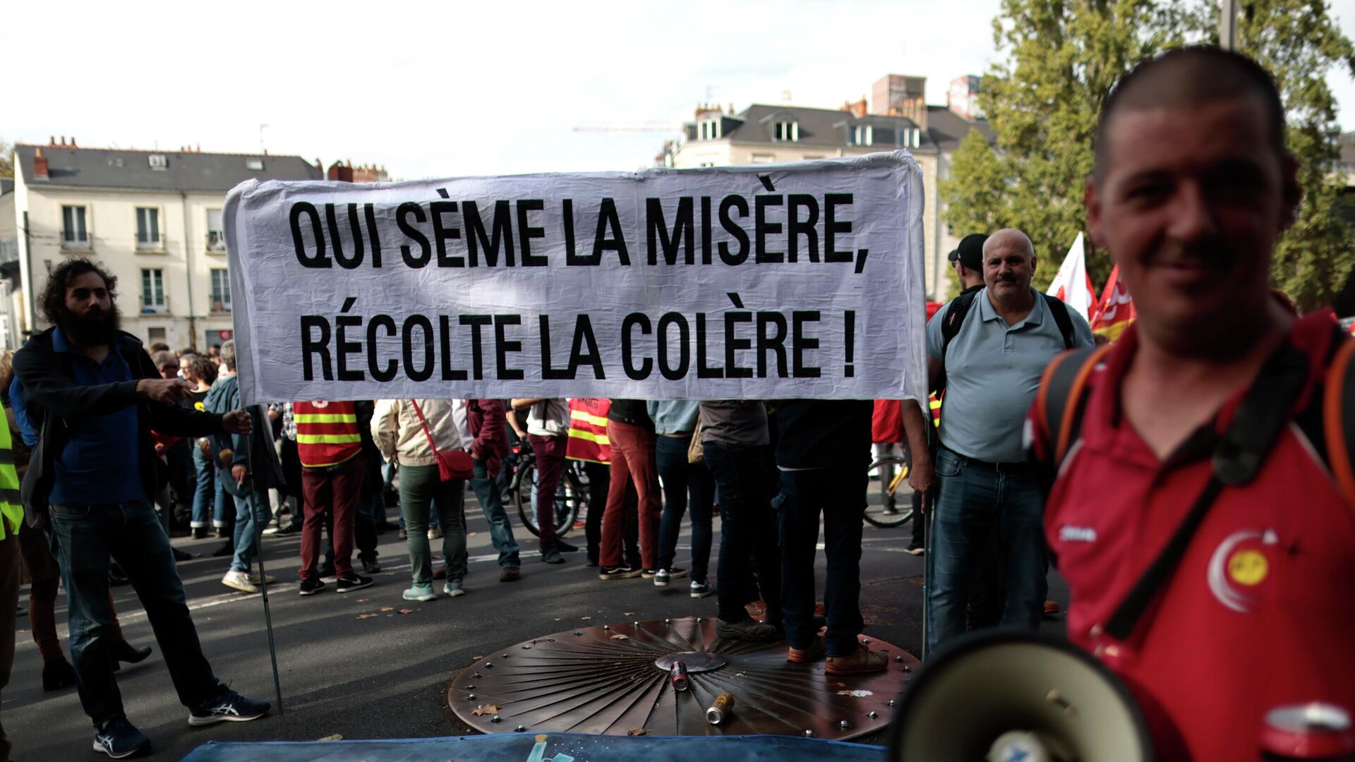 Protesters hold a banner that reads who sows misery reaps anger during a demonstration in Nantes, western France - Sputnik International, 1920, 07.11.2022