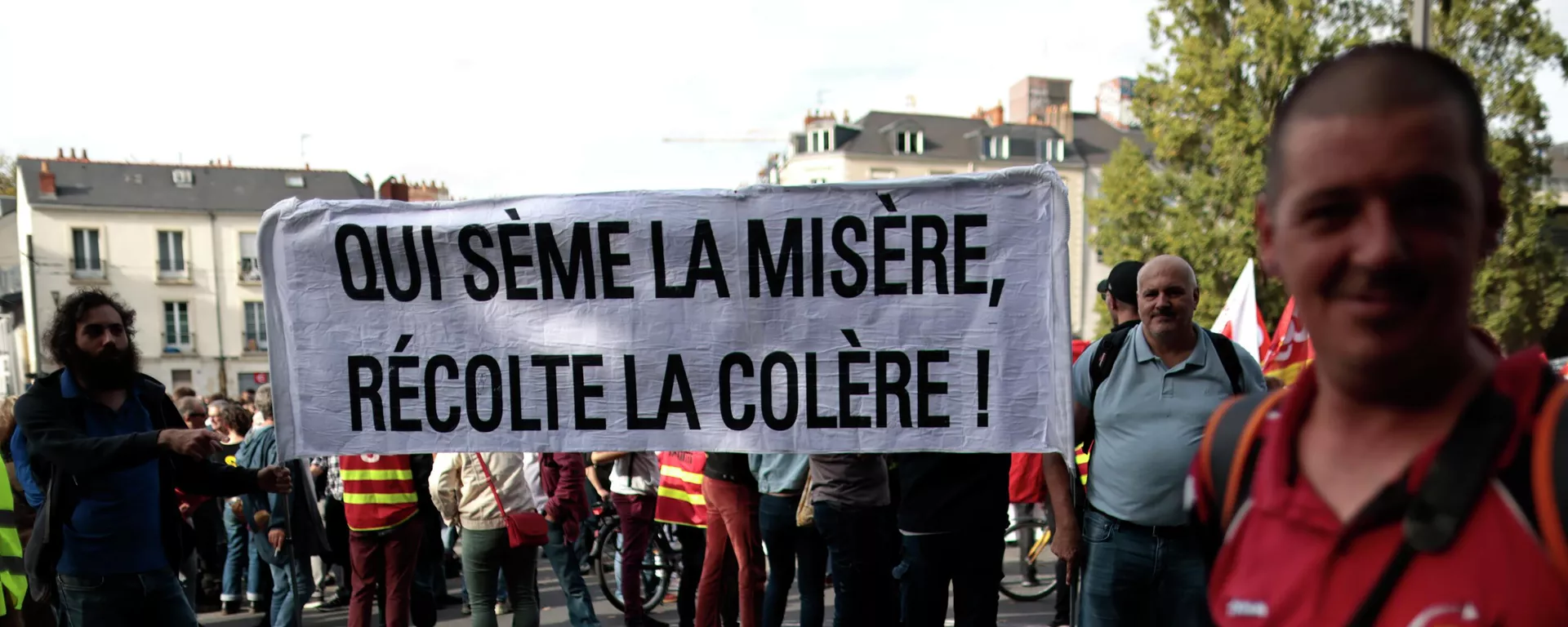 Protesters hold a banner that reads who sows misery reaps anger during a demonstration in Nantes, western France - Sputnik International, 1920, 05.01.2024