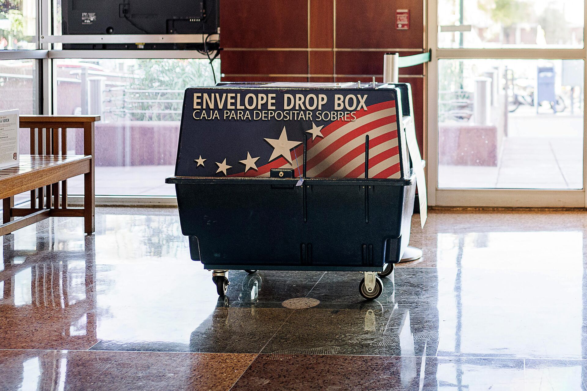 A dropbox is pictured ahead of the midterm elections at the City Hall in Mesa, Arizona, on October 25, 2022 - Sputnik International, 1920, 13.11.2022