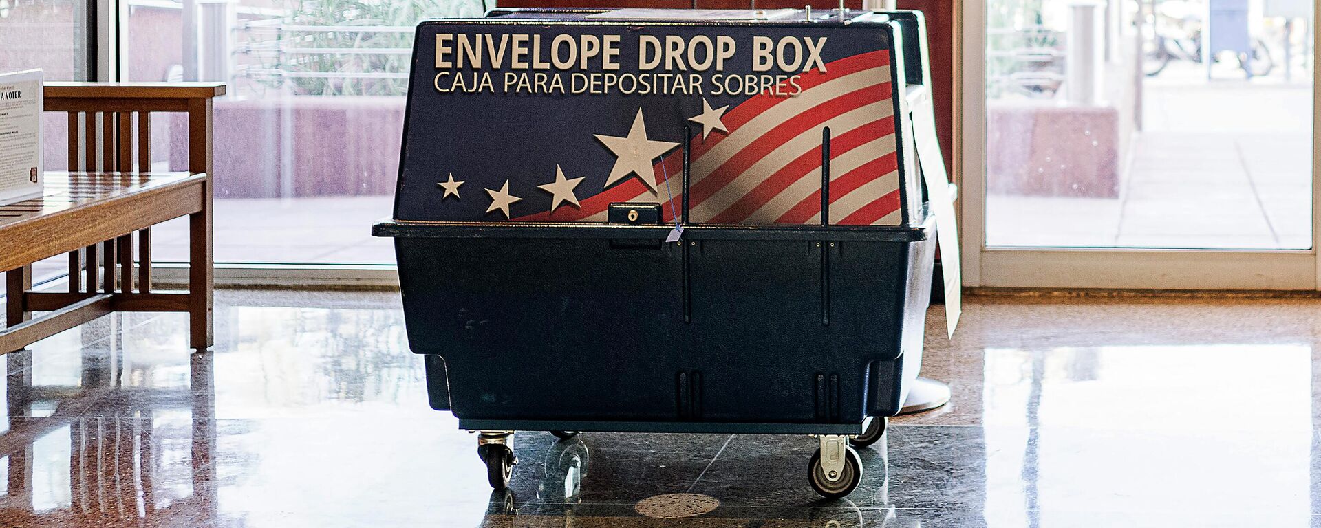 A dropbox is pictured ahead of the midterm elections at the City Hall in Mesa, Arizona, on October 25, 2022 - Sputnik International, 1920, 07.11.2022