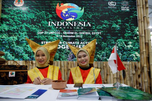 Hostesses greet participants and delegates at the Indonesia pavillon inside the Sharm El Sheikh International Convention Centre, on the first day of the COP27 climate summit, in Egypt&#x27;s Red Sea resort city of Sharm el-Sheikh, on November 6, 2022. - Sputnik International