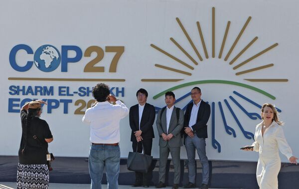 Participants pose for pictures during the COP27 climate summit at the Sharm El Sheikh International Convention Centre, in Egypt&#x27;s Red Sea resort of the same name, on November 7, 2022. - Sputnik International