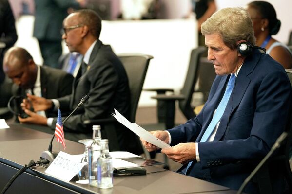 US Special Presidential Envoy for Climate John Kerry (R) reads a document during a meeting at the COP27 climate summit, in Egypt&#x27;s Red Sea resort city of Sharm el-Sheikh on November 7, 2022. - Sputnik International