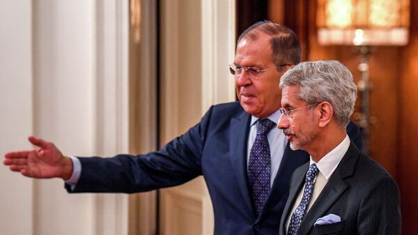 Russian Foreign Minister Sergei Lavrov (L) welcomes Indian Foreign Secretary Subrahmanyam Jaishankar ahead of their meeting in Moscow on August 28, 2019. - Sputnik International