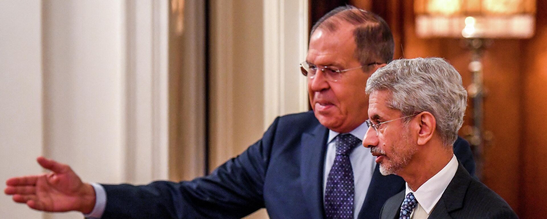 Russian Foreign Minister Sergei Lavrov (L) welcomes Indian Foreign Secretary Subrahmanyam Jaishankar ahead of their meeting in Moscow on August 28, 2019. - Sputnik International, 1920, 07.11.2022