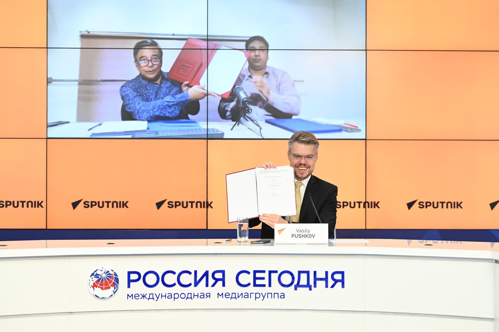 Sputnik Director for International Cooperation Vasily Pushkov and UNB Editor Farid Hossain signing  the agreement on cooperation. November 7, 2022. - Sputnik International, 1920, 07.11.2022