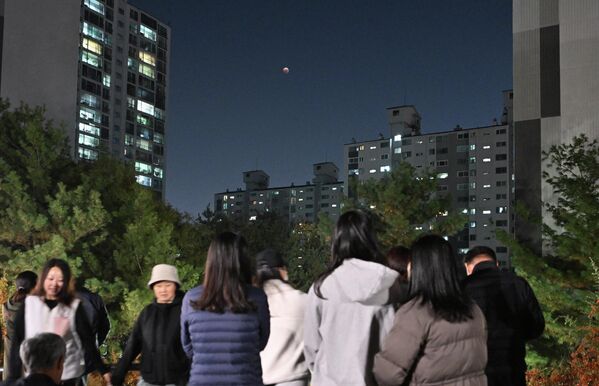 Люди наблюдают кровавую луну во время полного лунного затмения в Гояне, Южная Корея - Sputnik International