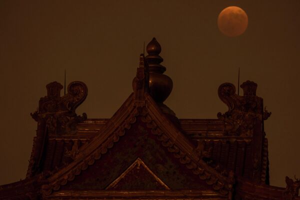 Луна восходит за угловой башней вдоль внешних стен Запретного города во время лунного затмения в Пекине - Sputnik International