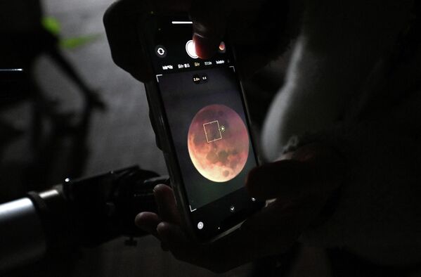 Кровавая луна на экране телефона, соединённого с телескопом во время полного лунного затмения в Гояне, Южная Корея - Sputnik International