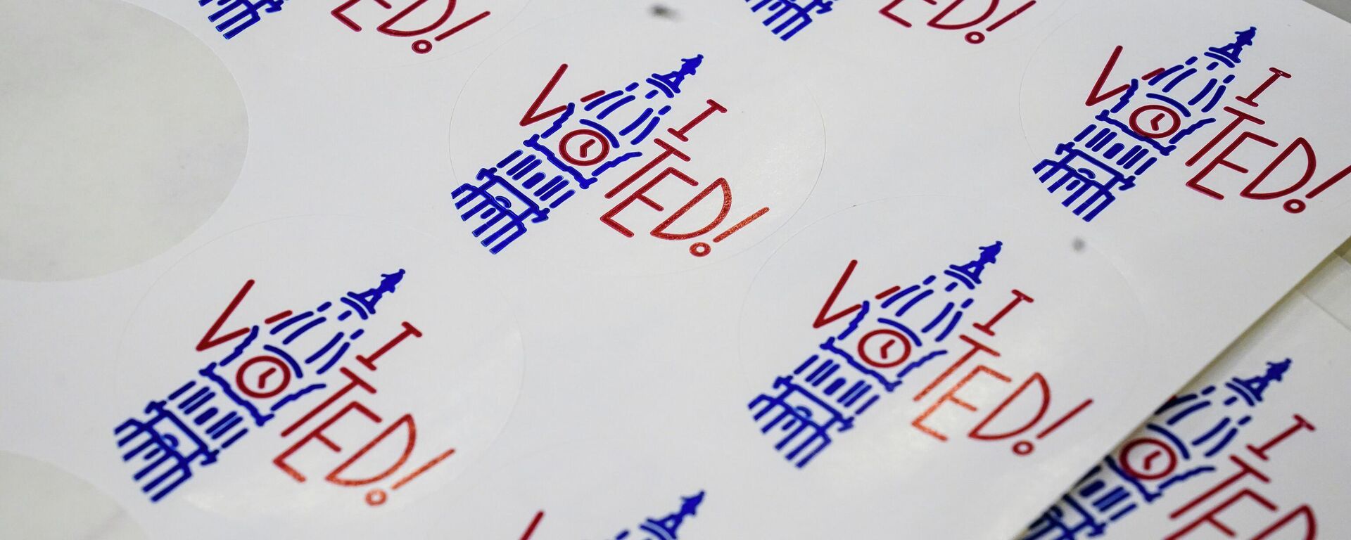 Stickers for voters in the midterm elections are set out at a polling place located at the Museum of the American Revolution in Philadelphia, Tuesday, Nov. 8, 2022.  - Sputnik International, 1920, 08.11.2022