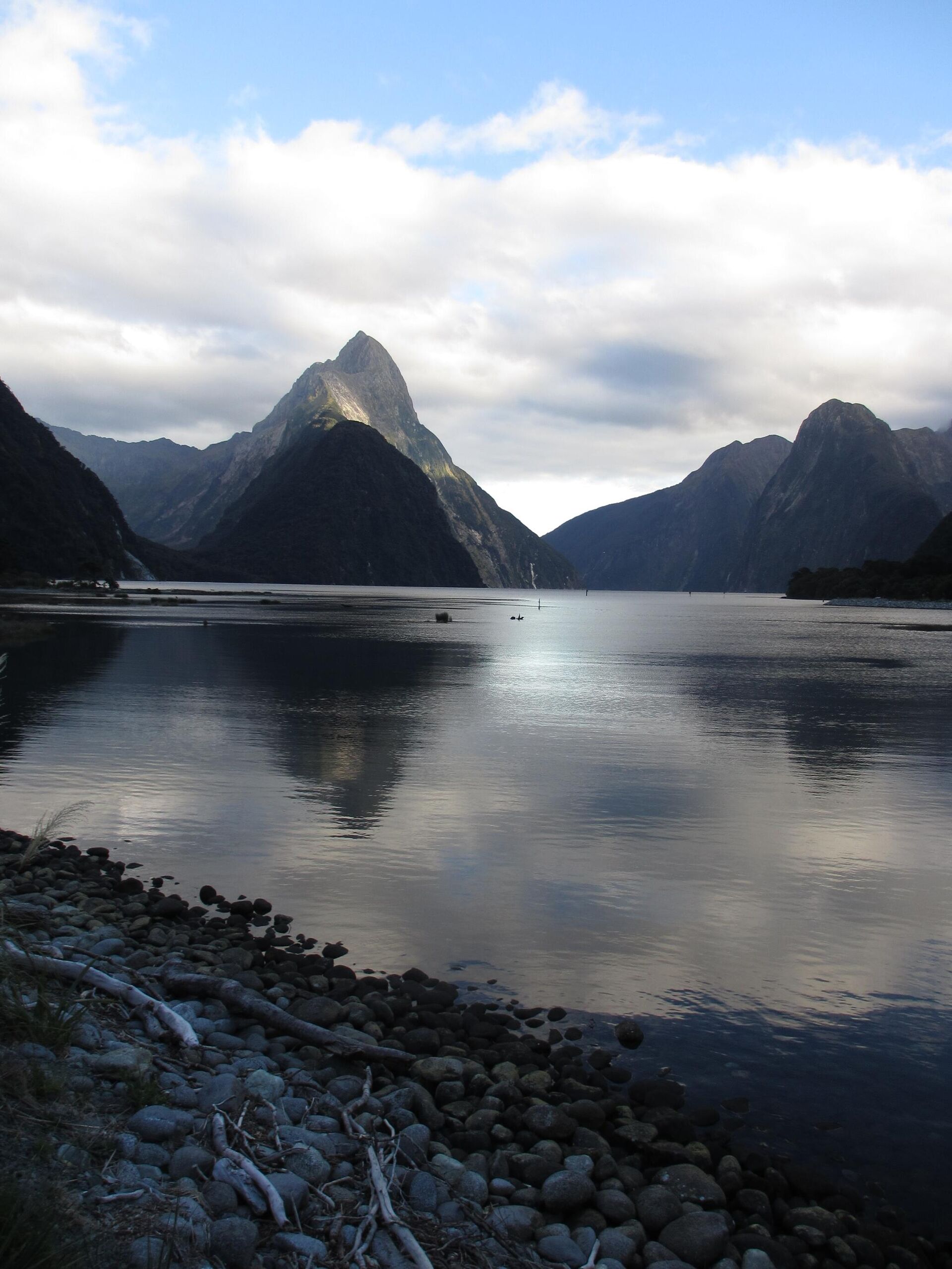 This April 12, 2014 photo shows the iconic Mitre Peak in the Fiordland National Park in Milford Sound, New Zealand. - Sputnik International, 1920, 09.11.2022