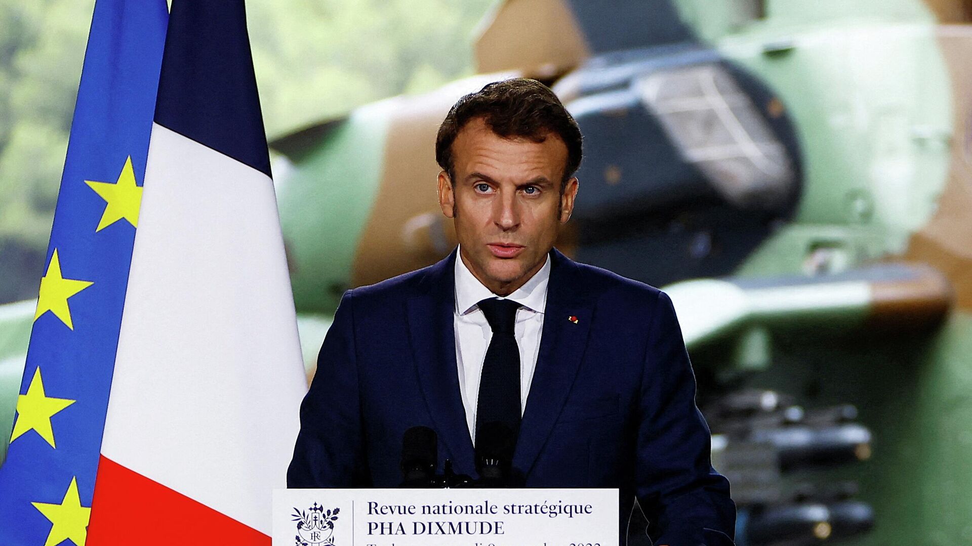 France's President Emmanuel Macron delivers a speech on defence strategy to present the La Revue nationale strategique (RNS), a new military programming law (2024-2030), on the amphibious helicopter carrier Dixmude docked in the French Navy base of Toulon, Southern France on November 9, 2022. - Emmanuel Macron is on a one-day visit to present the major strategic challenges that France must face, in a global geopolitical grammar disrupted by the war in Ukraine. - Sputnik International, 1920, 09.11.2022