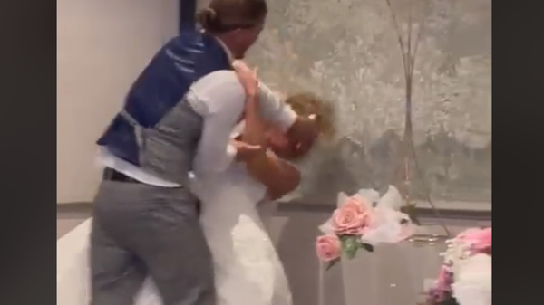 A groom smears wedding cake in his bride's face in a viral TikTok video - Sputnik International