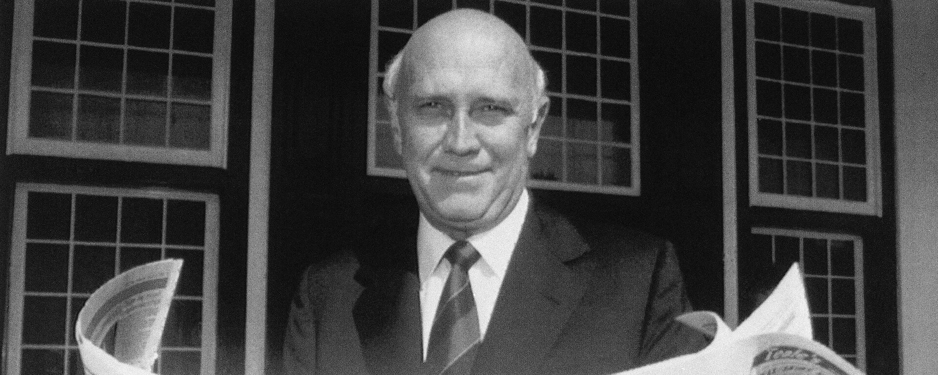 South African President F.W. de Klerk poses outside his office in Cape Town, South Africa March 18, 1992, while displaying a copy of a local newspaper with banner headlines declaring a Yes result in a referendum vote to end apartheid and share power with the black majority for the first time. - Sputnik International, 1920, 10.11.2022