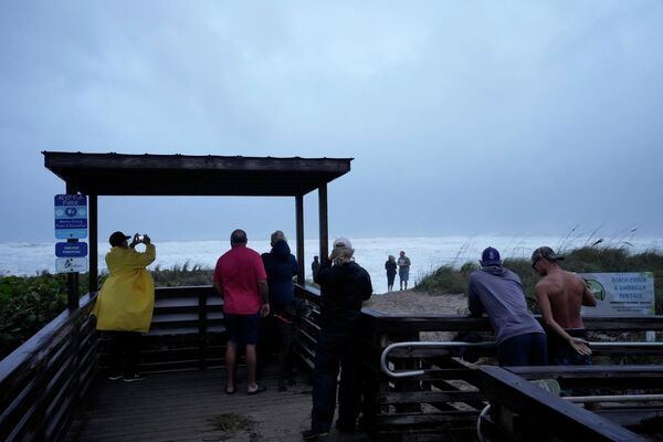 People brave rain and strong winds to visit Jensen Beach Park as conditions deteriorate with the approach of Hurricane Nicole, Wednesday, Nov. 9, 2022. - Sputnik International