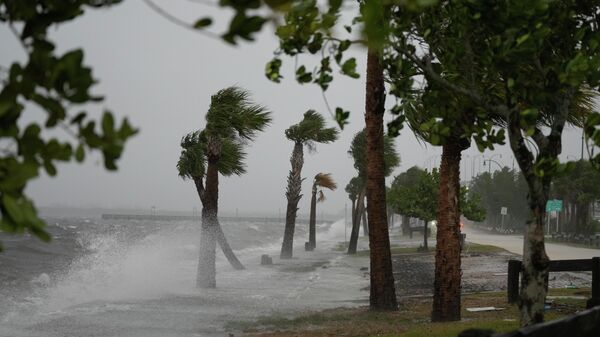 Волны разбиваются о береговую линию вдоль дороги Дженсен-Бич в связи с приближением  урагана Николь, штат Флорида - Sputnik International