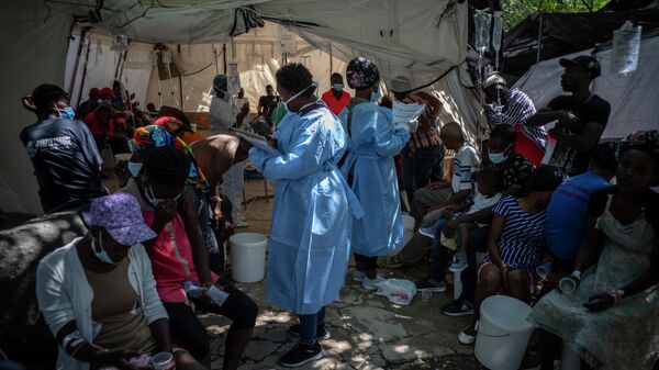 Medical personnel attend patients with cholera symptoms at a clinic run by Doctors Without Borders in Port-au-Prince, Haiti, Thursday, Oct. 27, 2022. - Sputnik International