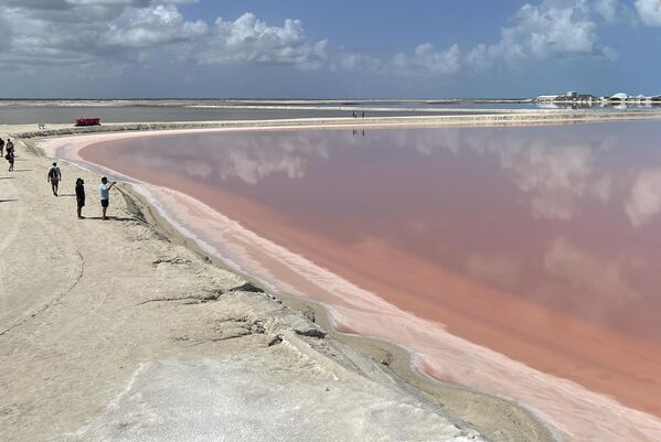 Picture of one of the pink salt evaporation ponds at Las Coloradas, in the Rio Lagartos Municipality on the northern coast of the Yucatan Peninsula, Mexico. The water gets its pink tint from red algae, plankton and brine shrimp. - Sputnik International