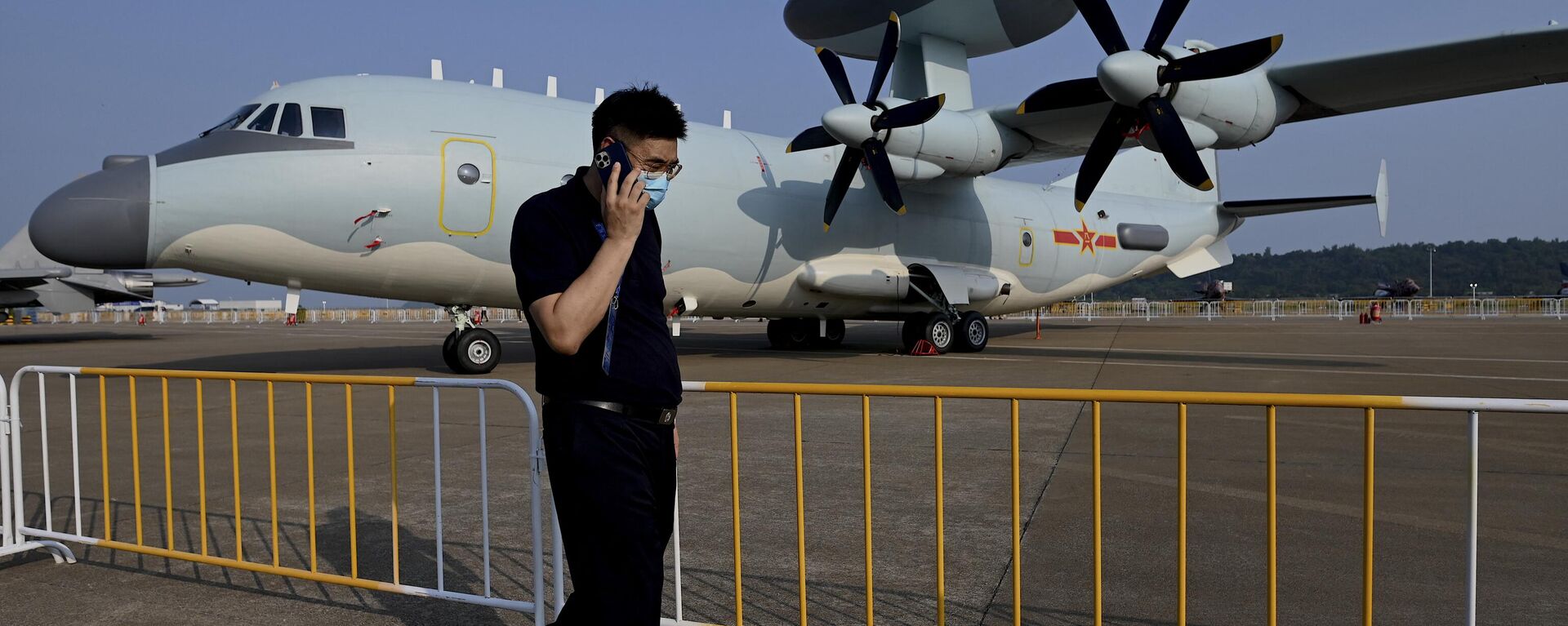 A man walks in front of a Shaanxi Aircraft Corporation's KJ-500 airborne early warning and control aircraft at the 13th China International Aviation and Aerospace Exhibition in Zhuhai in southern China's Guangdong province on September 28, 2021. - Sputnik International, 1920, 11.11.2022