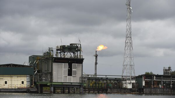 A gas flare burns at the Batan flow station operated by Chevron under a joint-venture arrangement with the Nigerian National Petroleum Corporation (NNPC) for the onshore and offshore assets in the Niger Delta region on March 26, 2018. - Sputnik International