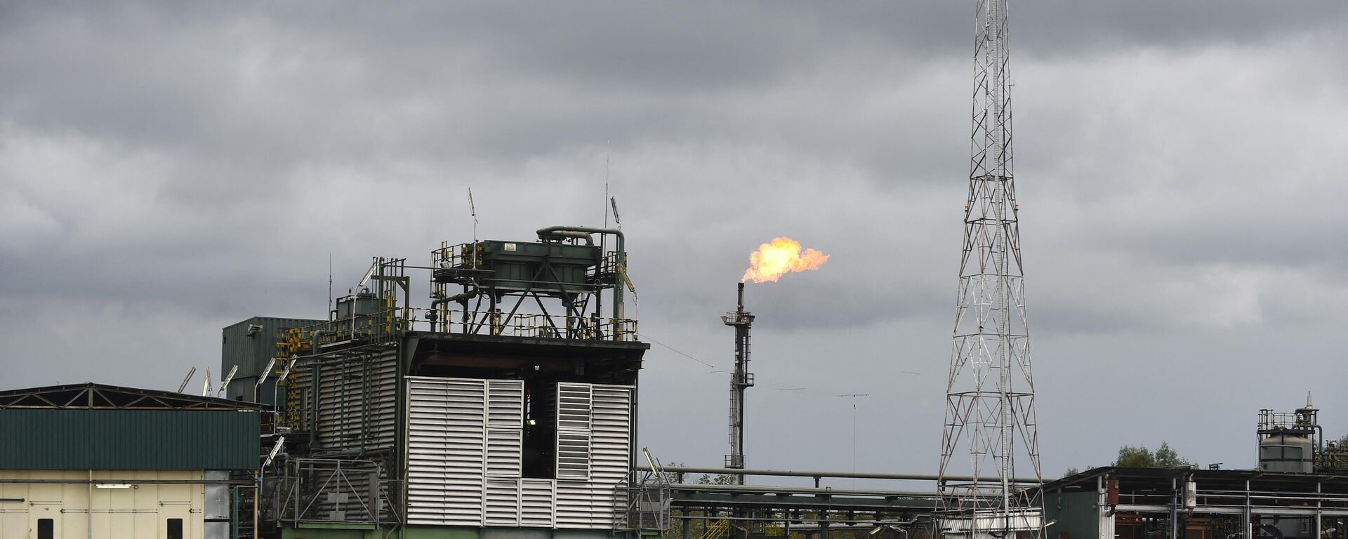 A gas flare burns at the Batan flow station operated by Chevron under a joint-venture arrangement with the Nigerian National Petroleum Corporation (NNPC) for the onshore and offshore assets in the Niger Delta region on March 26, 2018. - Sputnik International, 1920, 17.11.2022