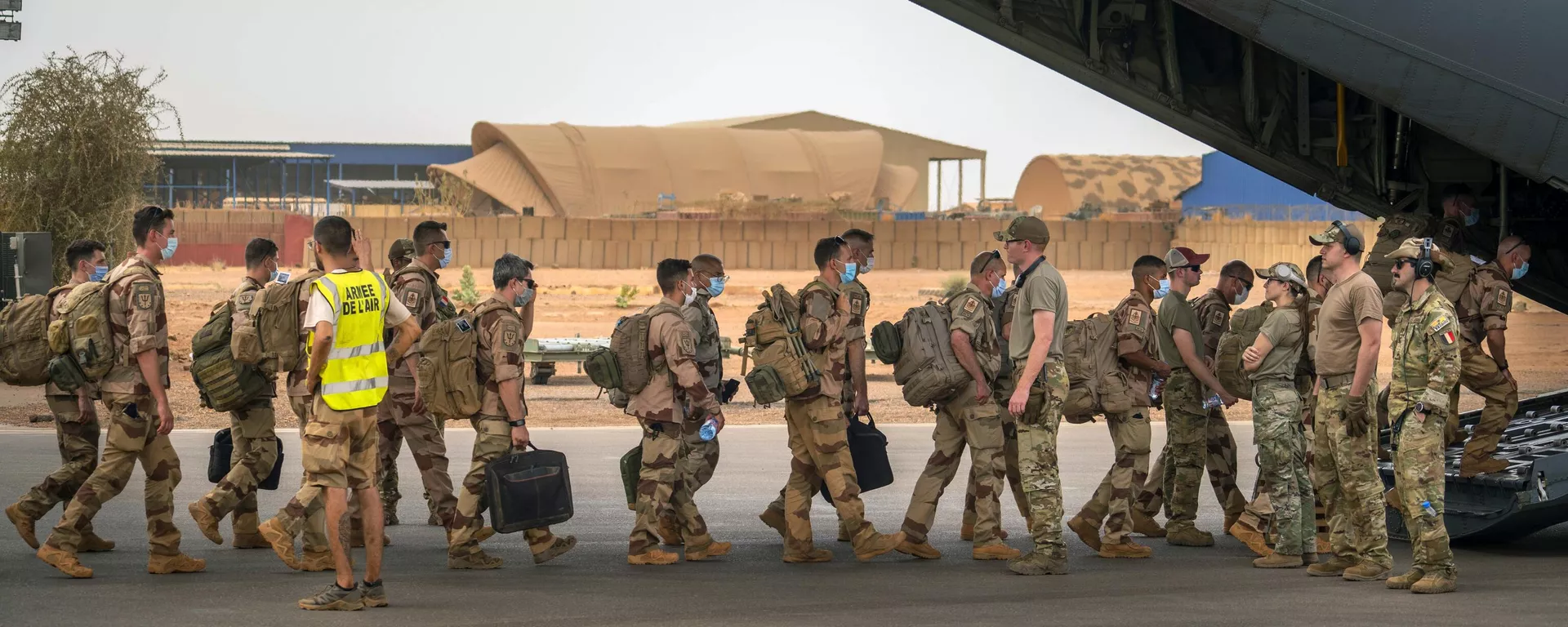 French Barkhane force soldiers who wrapped up a four-month tour of duty in the Sahel leave their base in Gao, Mali, June 9, 2021. - Sputnik International, 1920, 17.08.2024