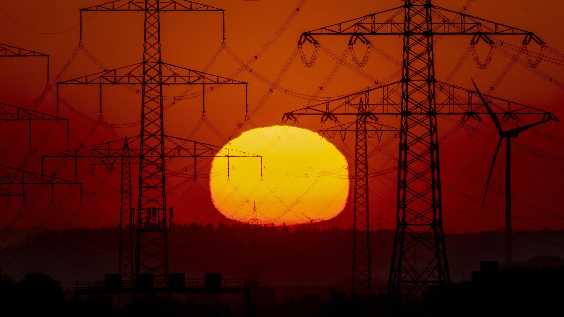 The sun rises behind power poles on the outskirts of Frankfurt, Germany, on May 15, 2022.  - Sputnik International, 1920, 31.03.2023