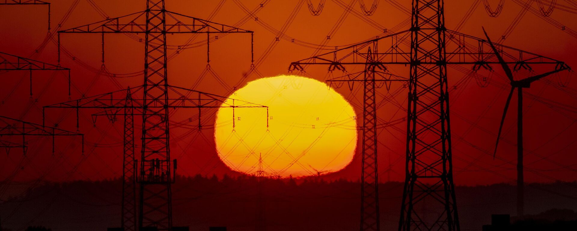 The sun rises behind power poles on the outskirts of Frankfurt, Germany, on May 15, 2022.  - Sputnik International, 1920, 31.03.2023