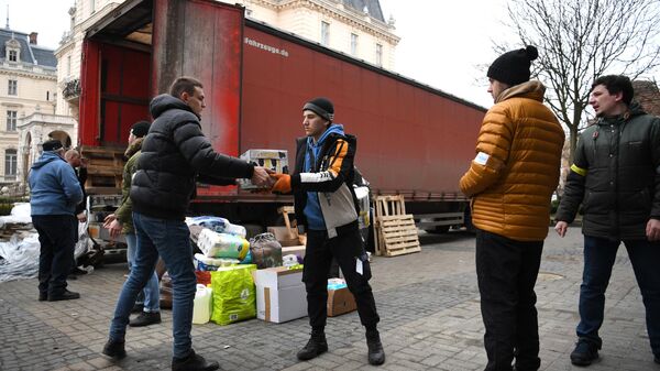Volunteers unload a truck with goods from Europe at a donation and distribution center in Lvov, March 2, 2022. - Sputnik International