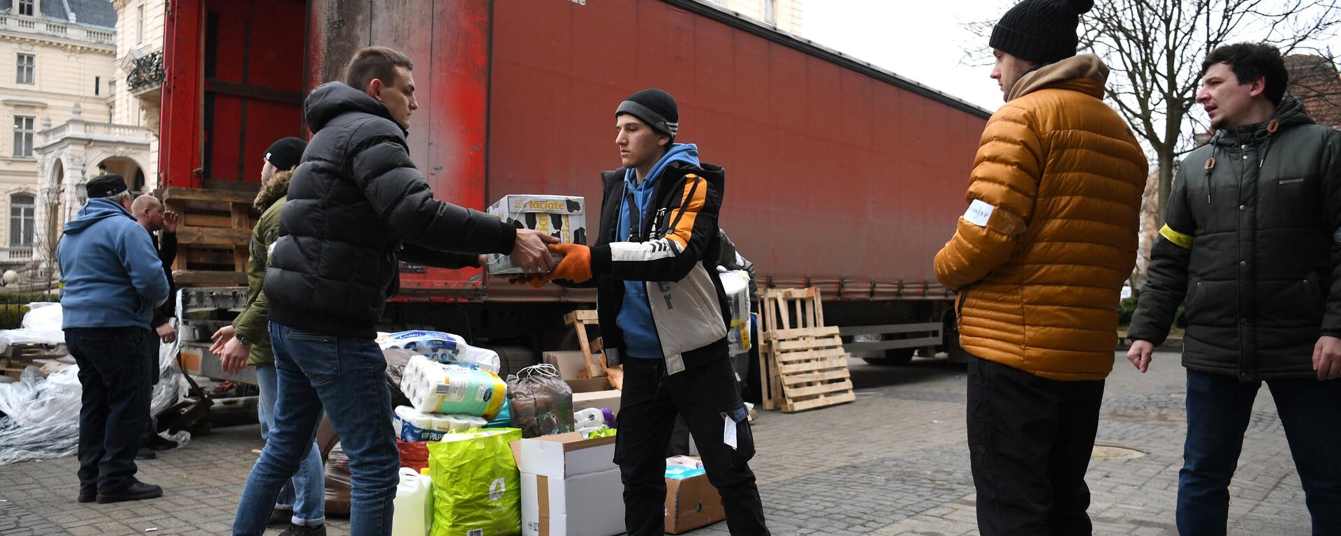 Volunteers unload a truck with goods from Europe at a donation and distribution center in Lvov, March 2, 2022. - Sputnik International, 1920, 13.11.2022