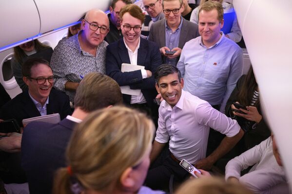 Премьер-министр Великобритании Риши Сунак встречается с представителями СМИ на борту самолета по пути на встречу G20 на Бали - Sputnik International