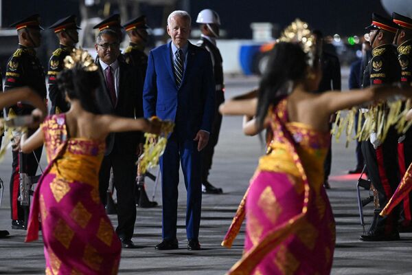 Президент США Джо Байден после прибытия в международный аэропорт в Денпасаре для участия в саммите G20 на Бали - Sputnik International
