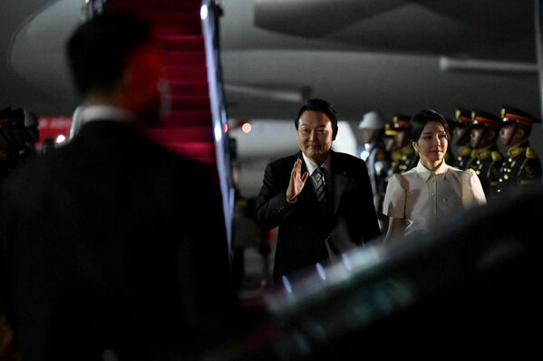 President of South Korea Yoon Suk-yeol (L) and his wife Kim Keon-hee arrive at Ngurah Rai International airport at Tuban, Badung regency on Indonesia resort island of Bali, on November 13, 2022. - Sputnik International